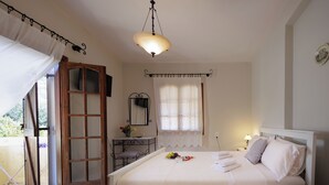 Ένα υπνοδωμάτιο με ένα κρεβάτι, ένα κομοδίνο και ένα παράθυρο με κουρτίνες.