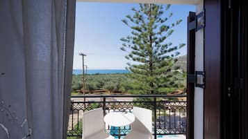 Triple Room, Balcony, Sea View | Soundproofing, free WiFi