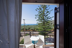 Triple Room, Balcony, Sea View | Soundproofing, free WiFi - Lithos By The Sea (East Mani)