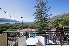 Triple Room, Balcony, Sea View | Soundproofing, free WiFi - Lithos By The Sea (East Mani)
