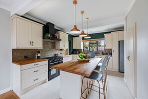 Fridge, microwave, oven, stovetop - Serene House • Great Location • Driveway Parking • Spacious Garden • Self-Check-In • Fast Wifi (Maidenhead)