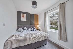 3 bedrooms, desk, iron/ironing board, travel cot