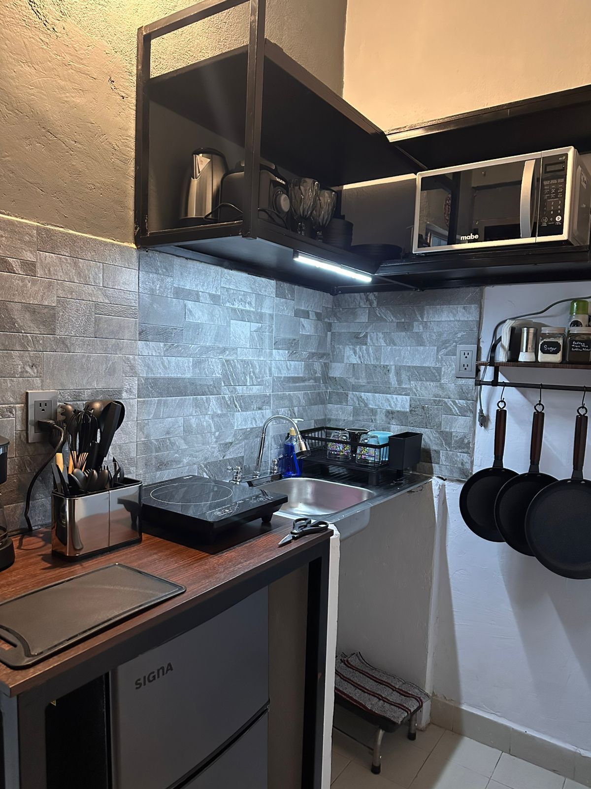 Een microgolfoven, een kookplaat