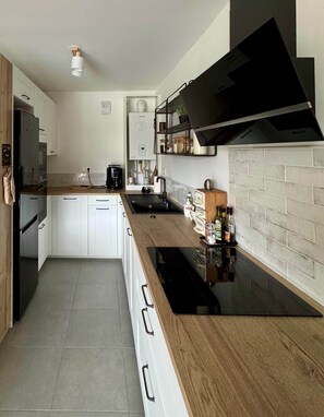Kühlschrank, Mikrowelle, Ofen, Geschirrspüler