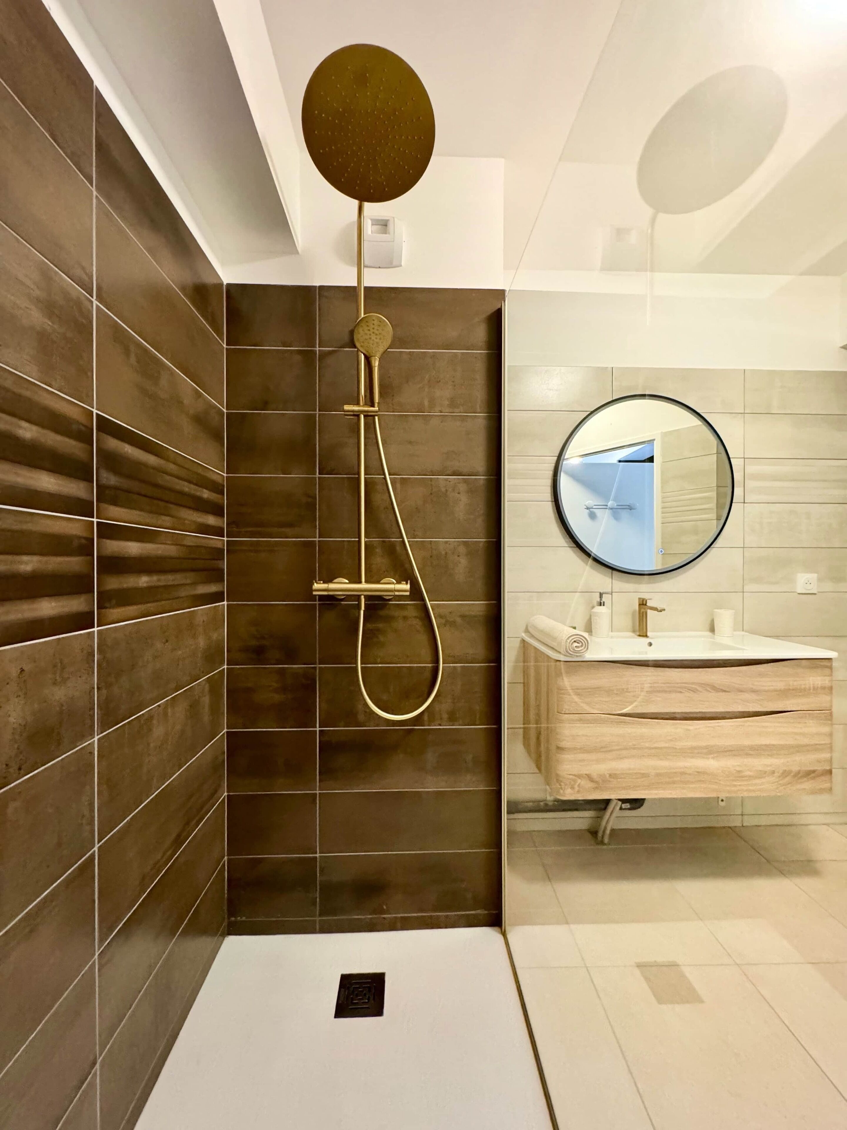 Shower, towels