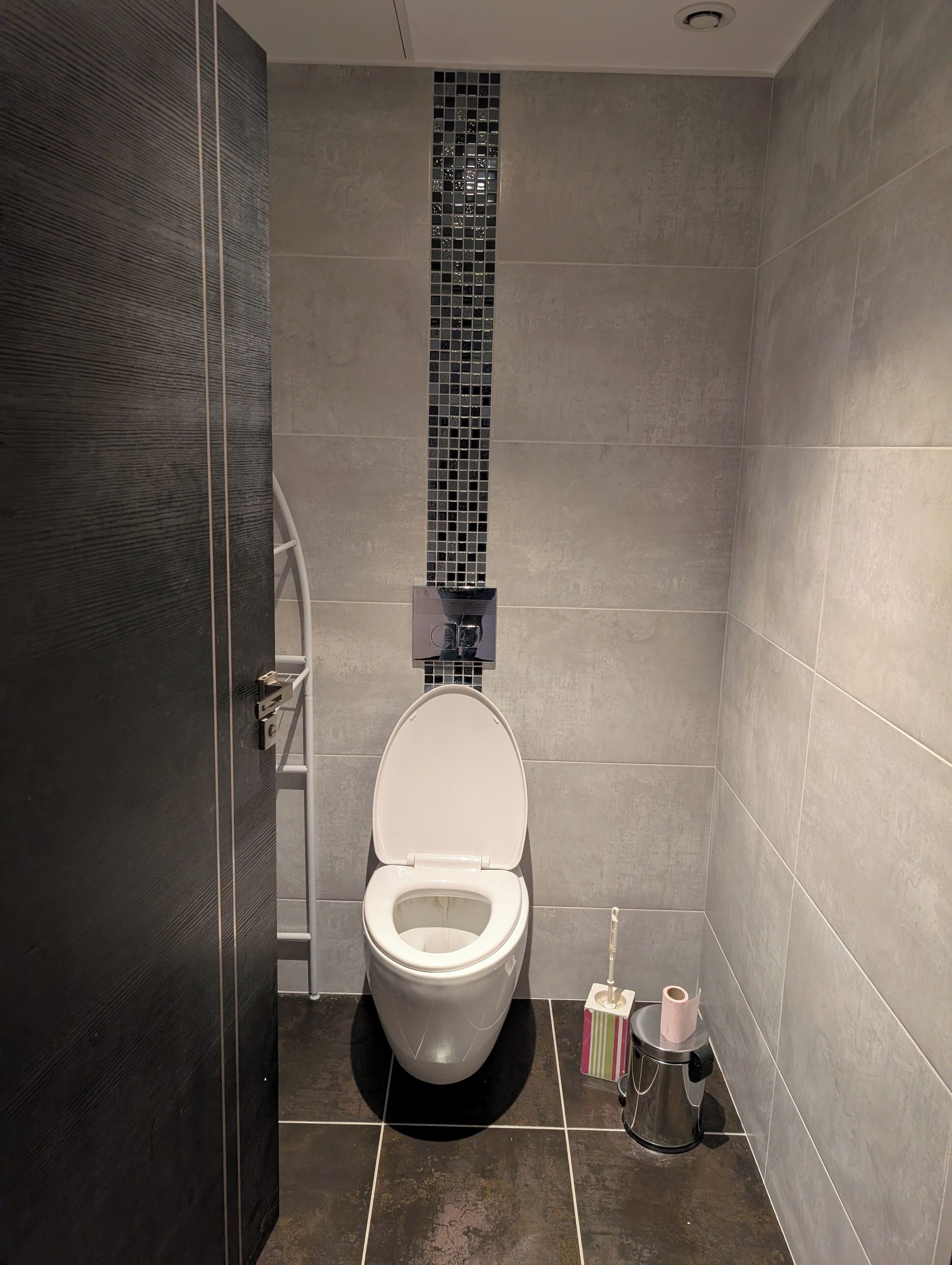 Secadora de cabello, toallas, jabón, papel de baño 