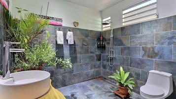 Hårføner og håndklær