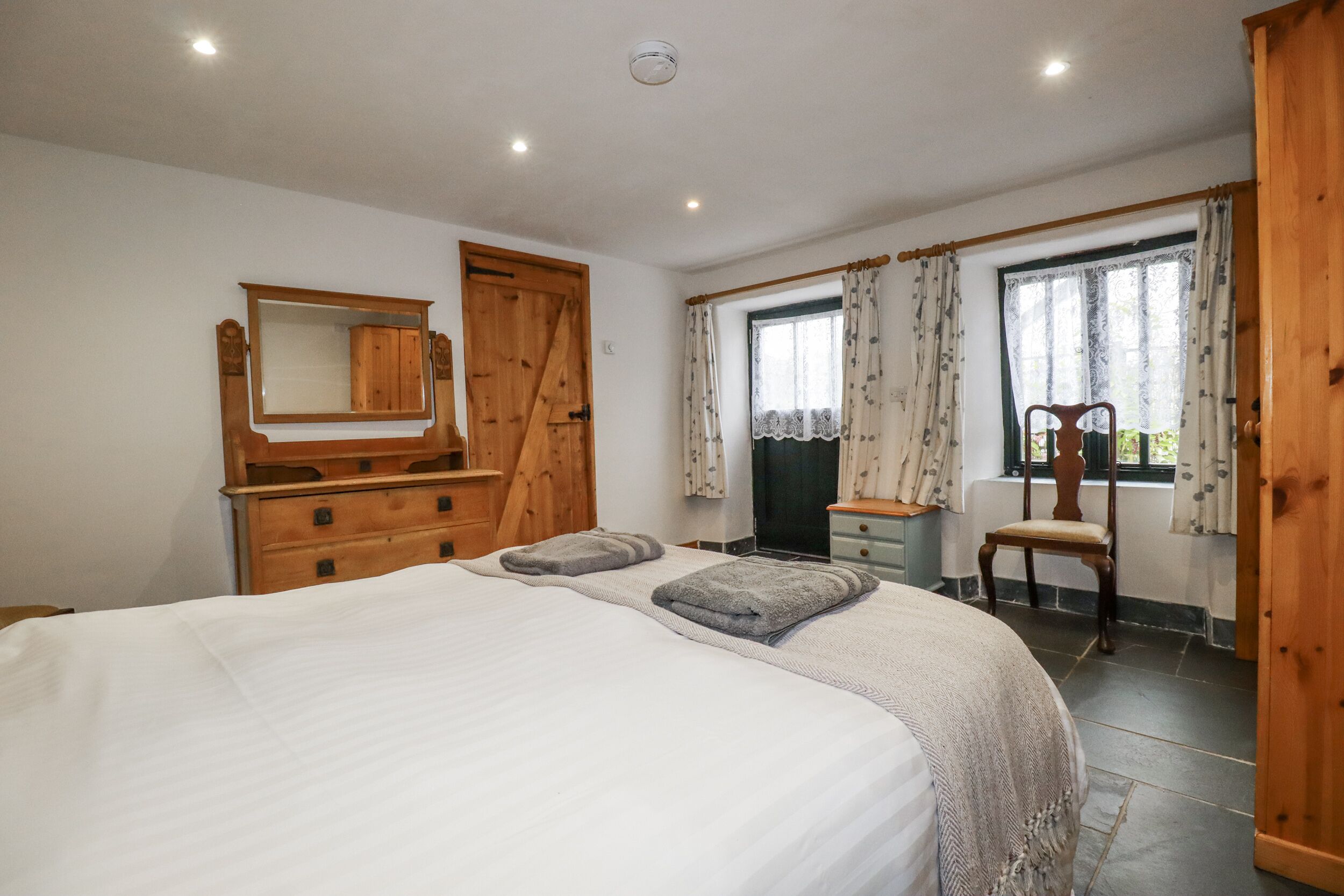 2 phòng ngủ, trang trí khác biệt 