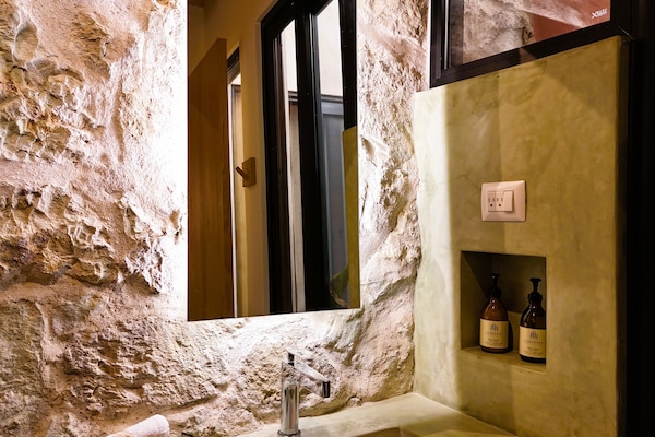 Tweepersoonskamer | Badkamer | Een haardroger, handdoeken, zeep, shampoo