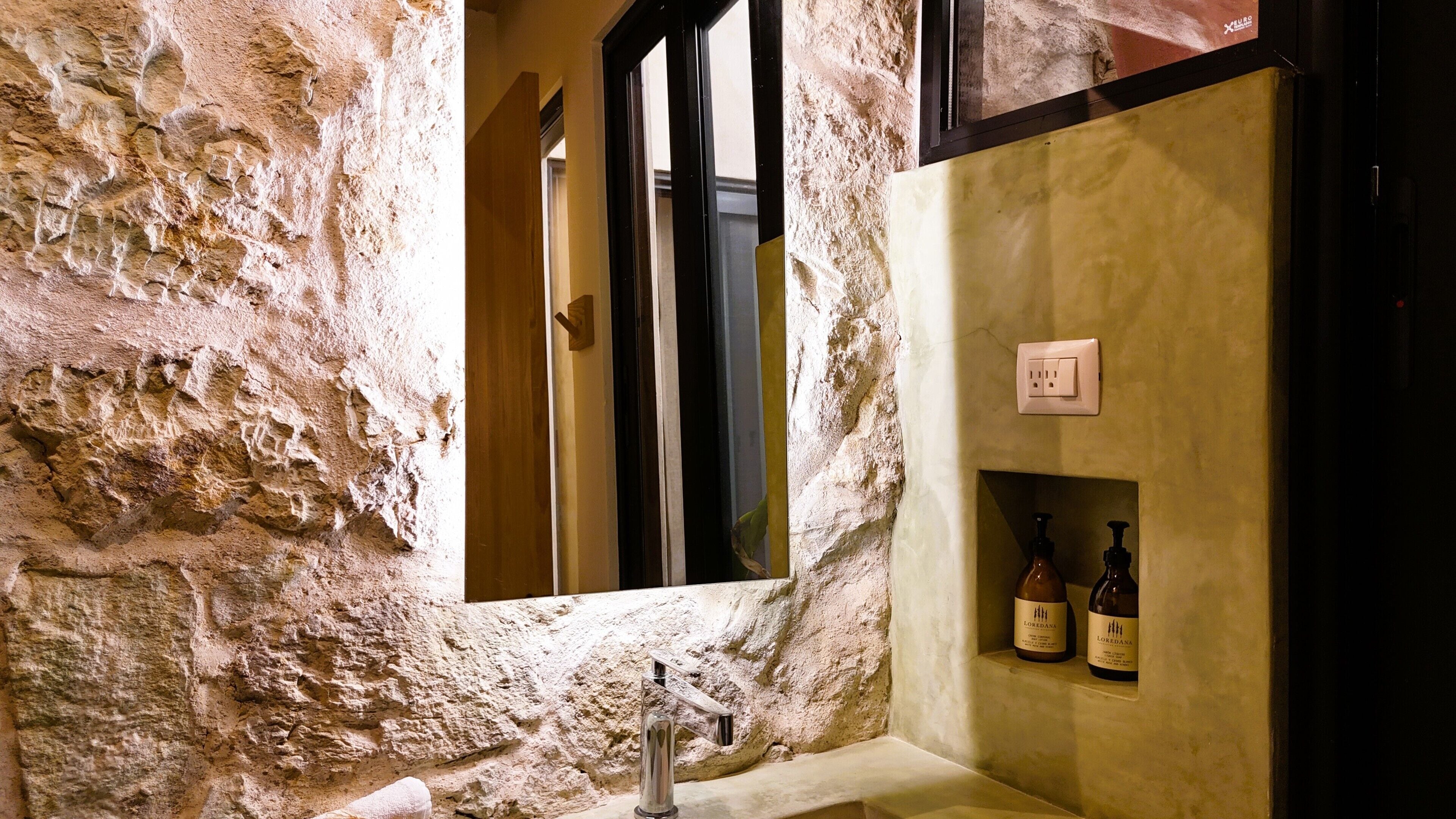 Habitación doble | Baño | Secadora de cabello, toallas, jabón, shampoo 