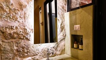 Chambre Double | Salle de bain | Sèche-cheveux, serviettes fournies, savon, shampoing