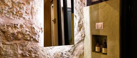 Double Room | Bathroom | Hair dryer, towels, soap, shampoo