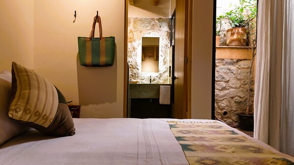 In-room safe, WiFi (free) - El Diablo y La Luna B&B (Oaxaca)