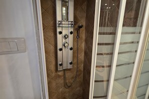 Douche, bidet, serviettes fournies, papier de toilette