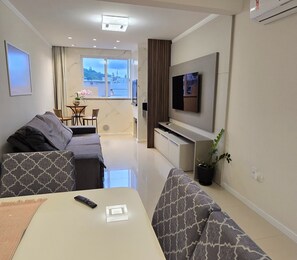 Smart TV - Spacious Apartment with Pool in the Center of Bombinhas (Bombinhas)