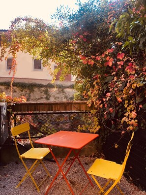 Outdoor dining - Charming palazzetto in Calci (Calci)