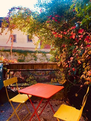 Outdoor dining - Charming palazzetto in Calci (Calci)