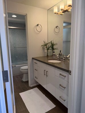 Serviettes fournies, papier toilette