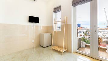 Deluxe Double Room | Desk, free WiFi, bed sheets