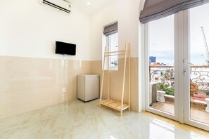 مكتب وواي فاي مجانًا وملاءات أسرّة