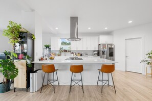 Private kitchen - Spacious 4-bedroom house with fitness room, sauna, hot tub in vibrant Denver (Denver)