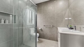 Een douche, een haardroger, handdoeken