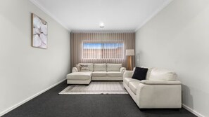 Een smart-tv en een kantoor