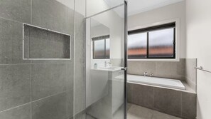 Dusche, Haartrockner, Handtücher