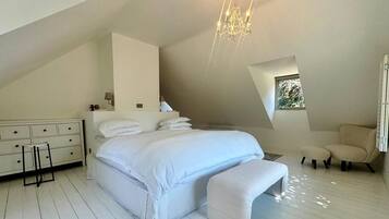 5 bedrooms, desk, iron/ironing board, free WiFi