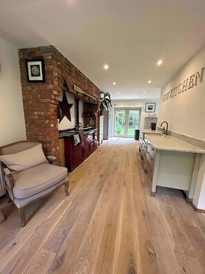 Fridge, microwave, oven, stovetop - Elegant Hampshire Countryside Stay, Petersfield (Petersfield)