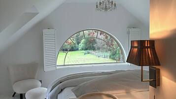 5 bedrooms, desk, iron/ironing board, free WiFi