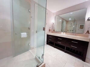 Secadora de cabello, toallas, jabón, shampoo 