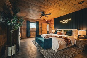5 bedrooms, iron/ironing board, travel cot, free WiFi - New Luxury Design, 5mi to Parkway, Sauna, Hot Tub! (Sevierville)
