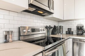 Kylskåp, mikrovågsugn, ugn och spishäll