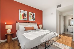 2 sovrum, skrivbord, strykjärn/strykbräda och resesäng