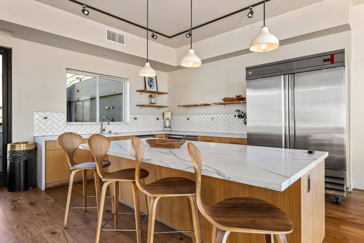 Kylskåp, mikrovågsugn, ugn och spishäll