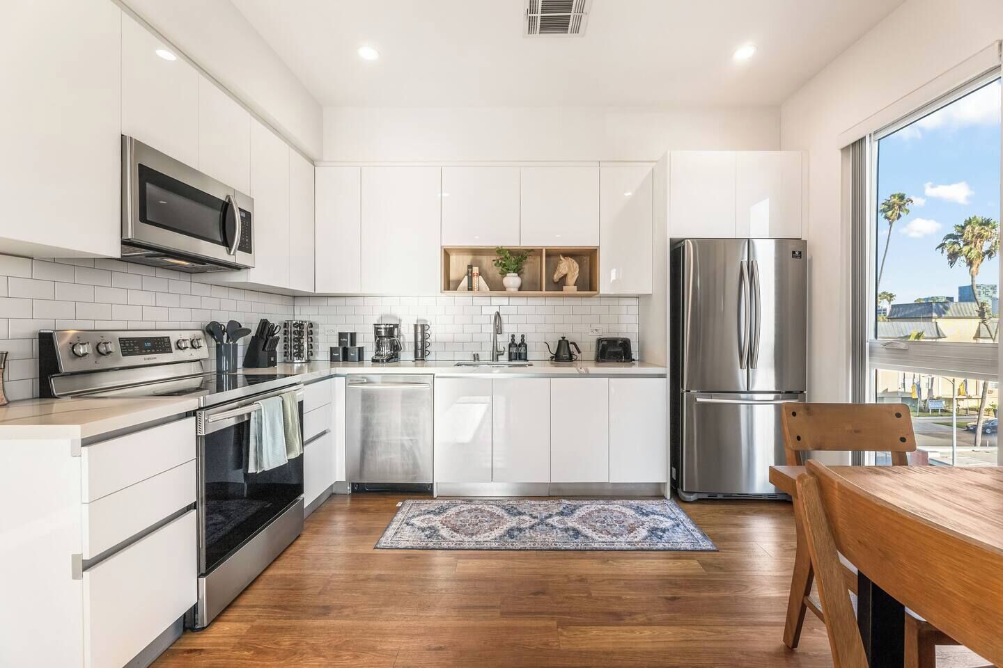 Kylskåp, mikrovågsugn, ugn och spishäll