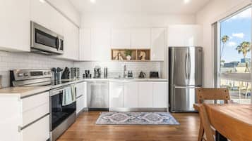 KylskÄp, mikrovÄgsugn, ugn och spishÀll