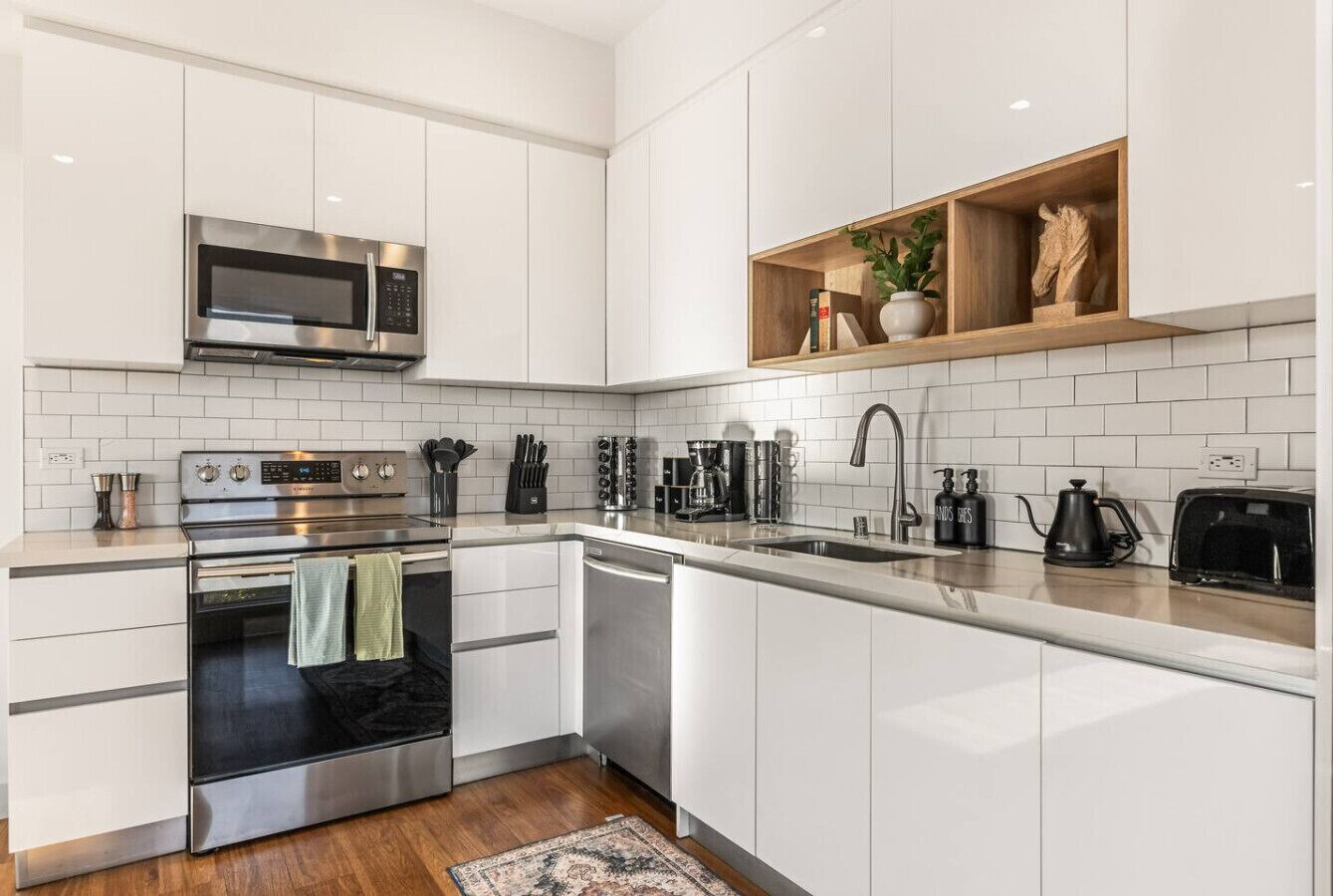 Kylskåp, mikrovågsugn, ugn och spishäll