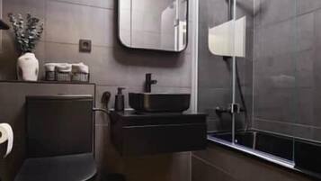 Haartrockner, Handtücher, Seife, Toilettenpapier