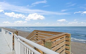 Sur la plage, chaise longue, serviettes de plage