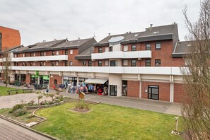 Exterior - Apartment 'Haus Deichblick 2' with Balcony and Wi-Fi (Wangerland)