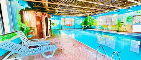 Een binnenzwembad en een verwarmd zwembad