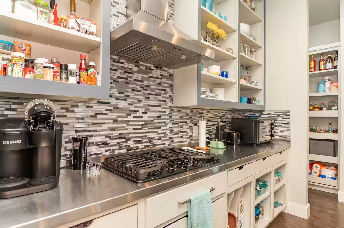 Een koelkast, een magnetron, een oven, een kookplaat