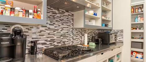 Frigorifero, microonde, forno, piano cottura