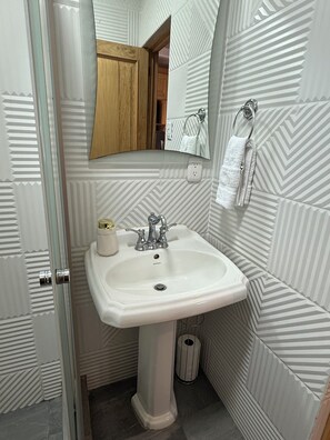 Secador de cabelo, toalhas de banho, sabonete, papel higiênico