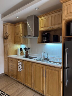 Private kitchen - Cute Private Studio in Antigua Heart. A/C WIFI Direct Street Access & Priv Bath (Antigua Guatemala)