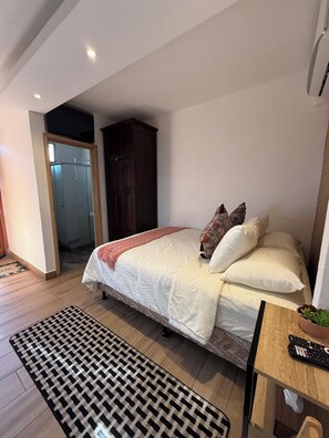 1 bedroom, iron/ironing board, WiFi, bed sheets - Cute Private Studio in Antigua Heart. A/C WIFI Direct Street Access & Priv Bath (Antigua Guatemala)