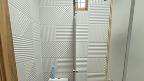 Kylpyhuone, jossa on wc, suihku ja pesuallas.