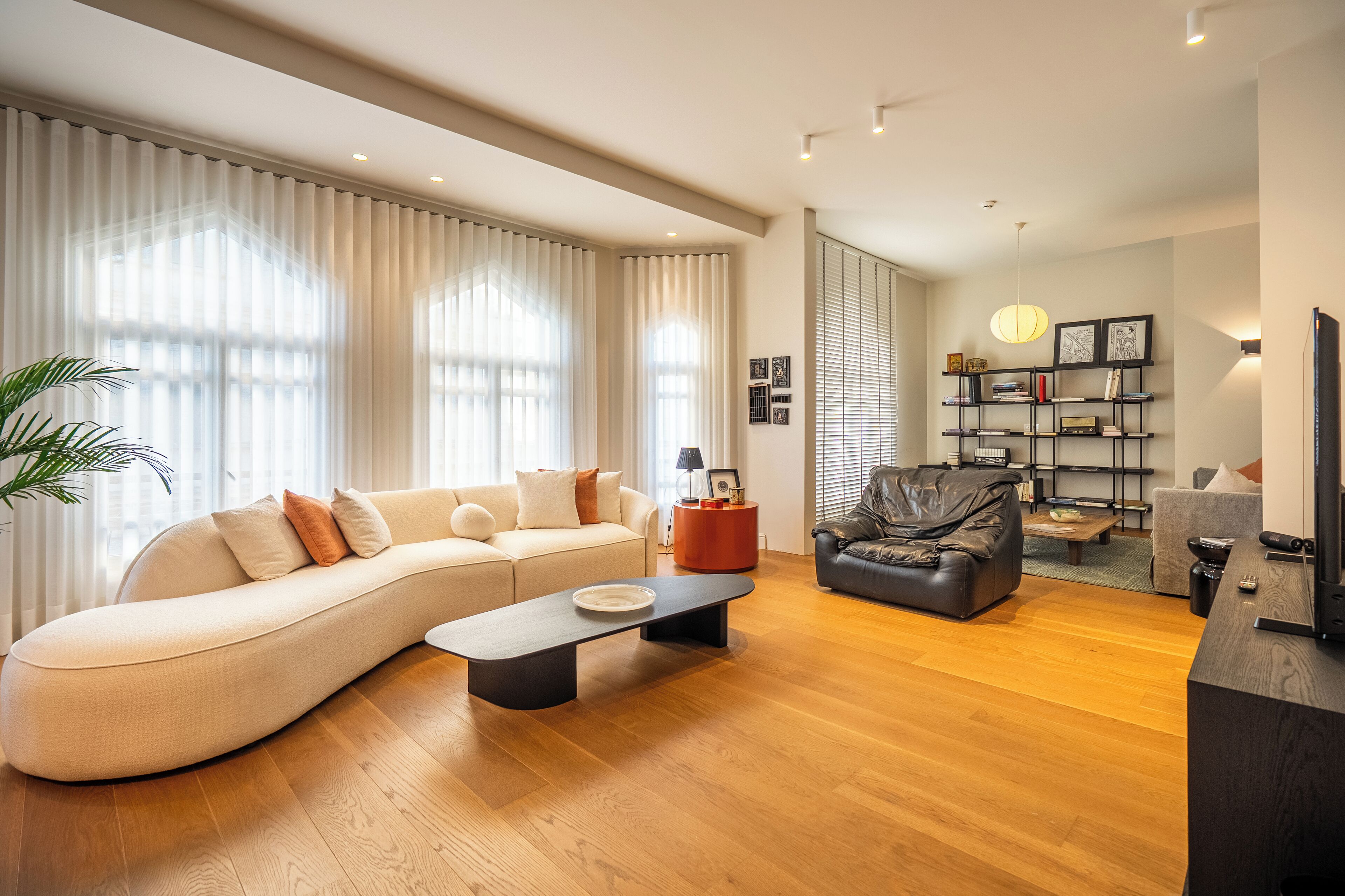 Smart-TV, bøker, stereoanlegg og printere